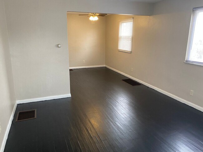 Building Photo - 4046-4048-4048 Halsey Pl
