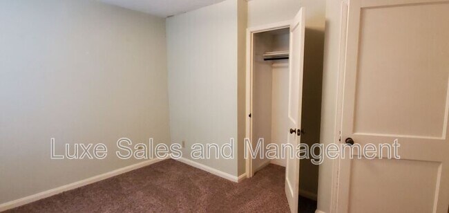 Building Photo - 1110 N Redbud