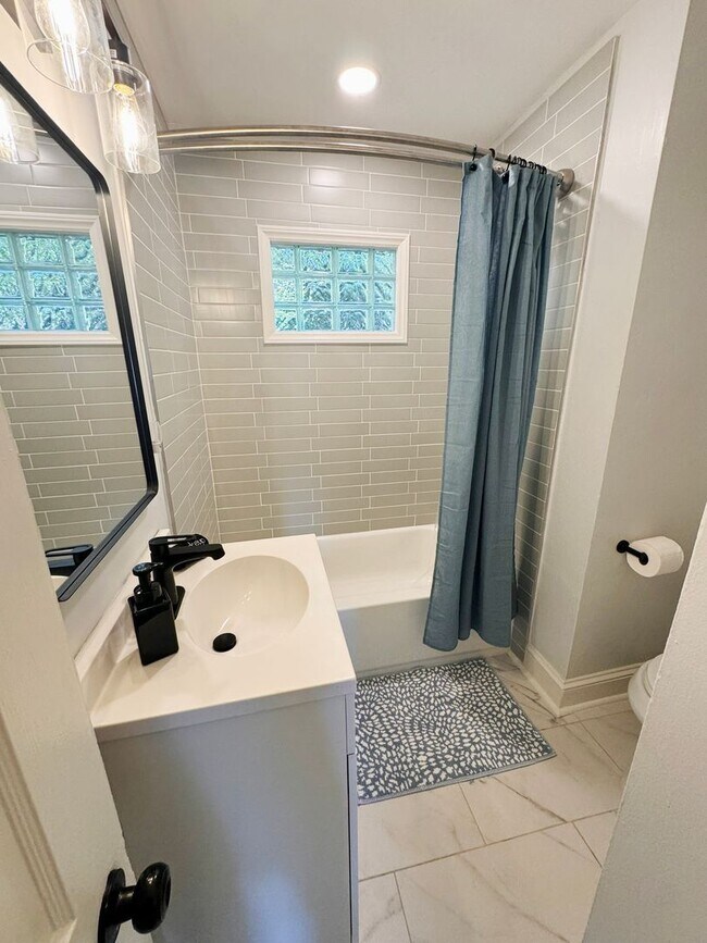 Building Photo - Renovated 2 Bed 1 Bath Home