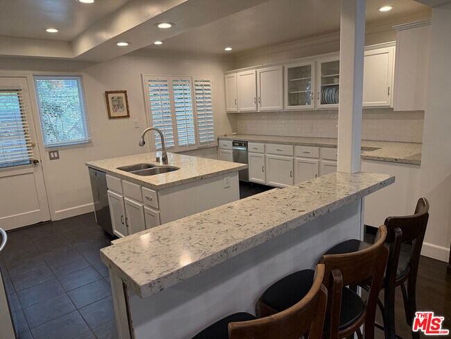 Building Photo - 8727 Shoreham Dr