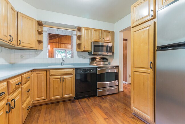 Building Photo - 9702 Bellevue Dr