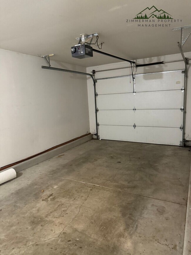 Building Photo - Updated 2 Bedroom, 2 bath Duplex in Springfield