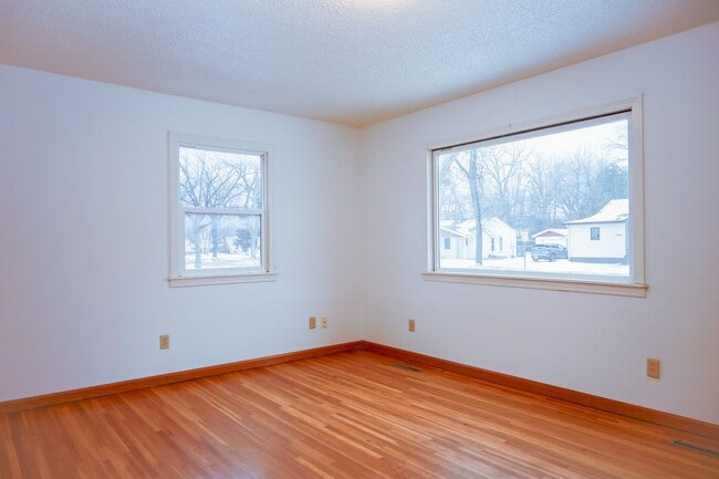 Building Photo - Huge 5 Bed 2 Bath Home for Rent! Great Loc...