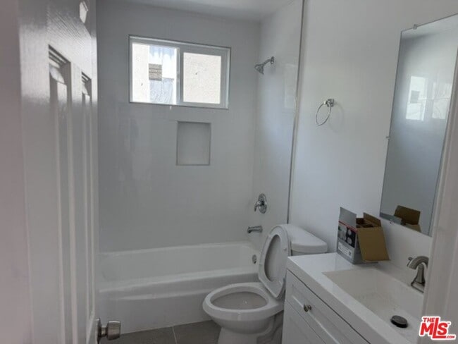 Building Photo - 1499 W 35th Pl