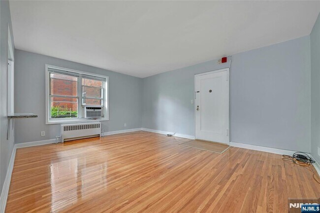 Building Photo - 2350 Linwood Ave