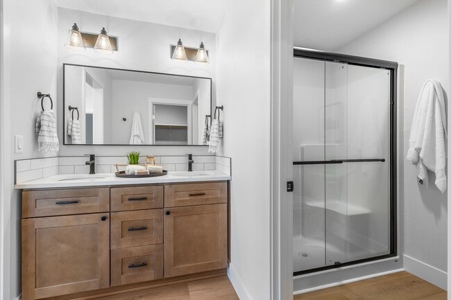 Building Photo - 605 N Rd 34