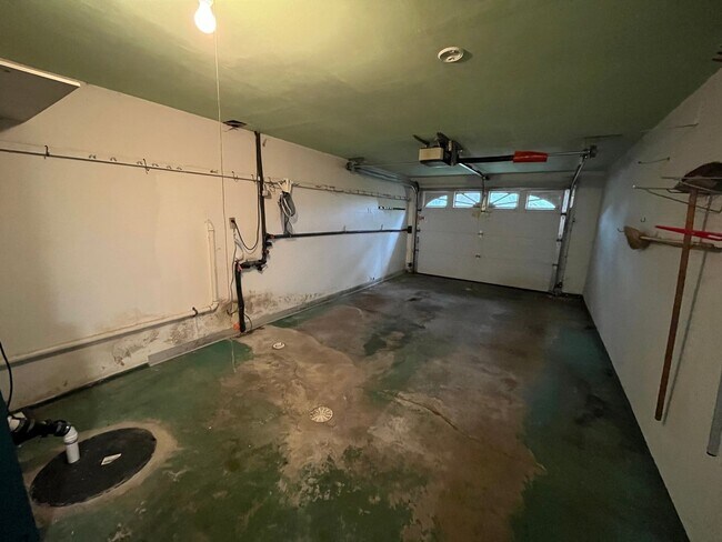 Building Photo - Lakeside 5 Bedroom 3 Bath Home!