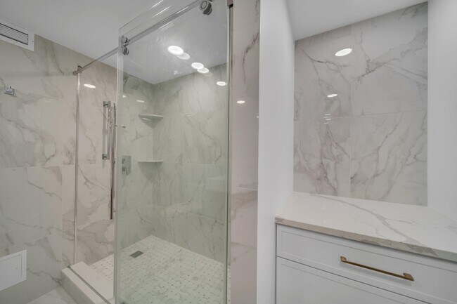 Building Photo - 1055 River Rd