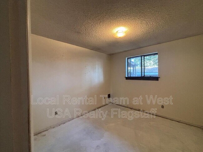 Building Photo - 4513 E Hollygreen Rd