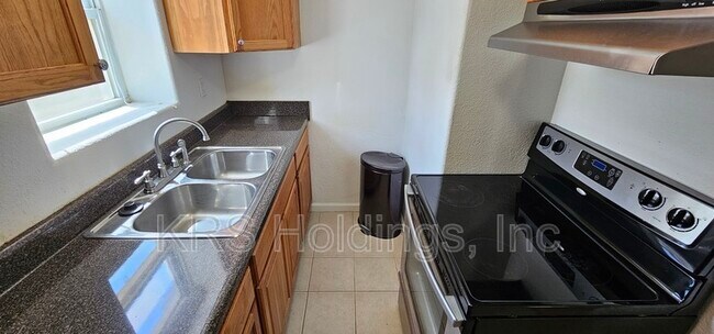 Building Photo - 927 Little Bay Ave