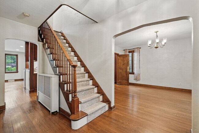 Building Photo - 321 Jefferson Dr