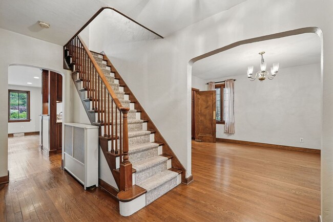 Building Photo - Charming Home - Mt. Lebanon
