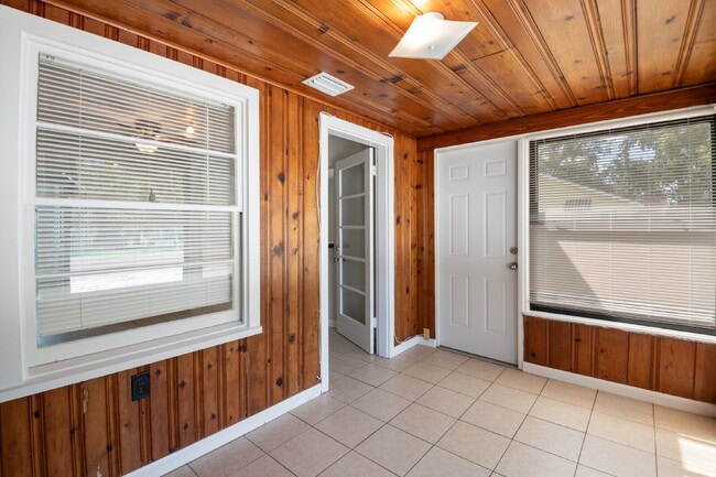 Building Photo - Unit For Rent in Gulfport!