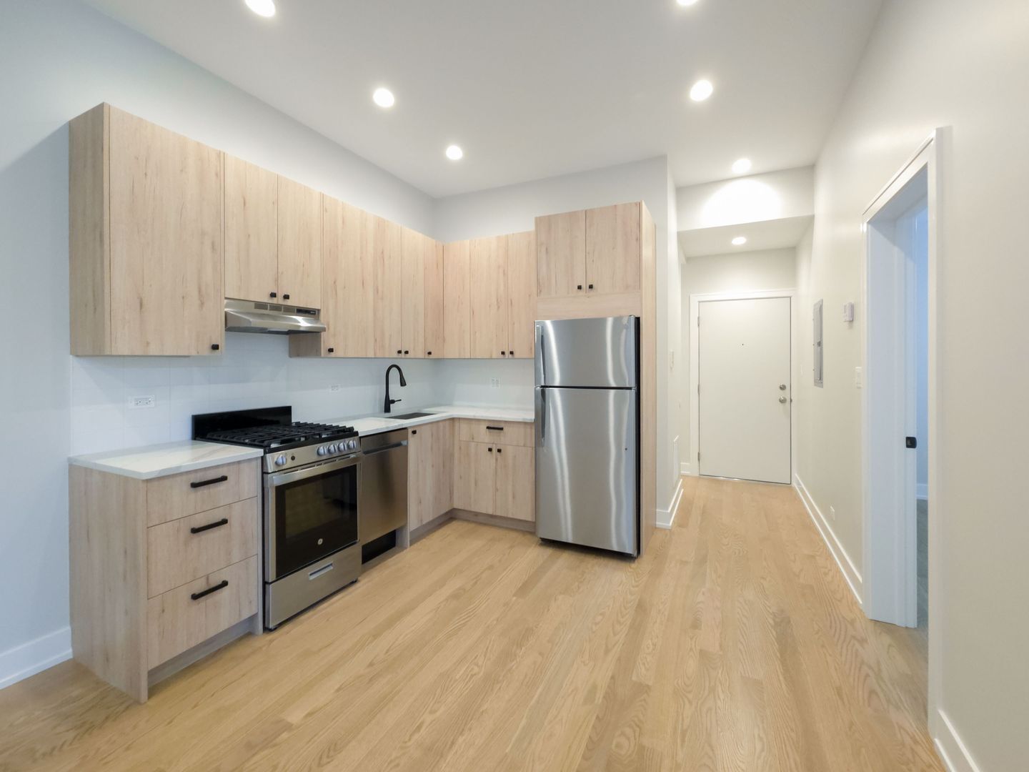 Building Photo - 2057 W Dickens Ave