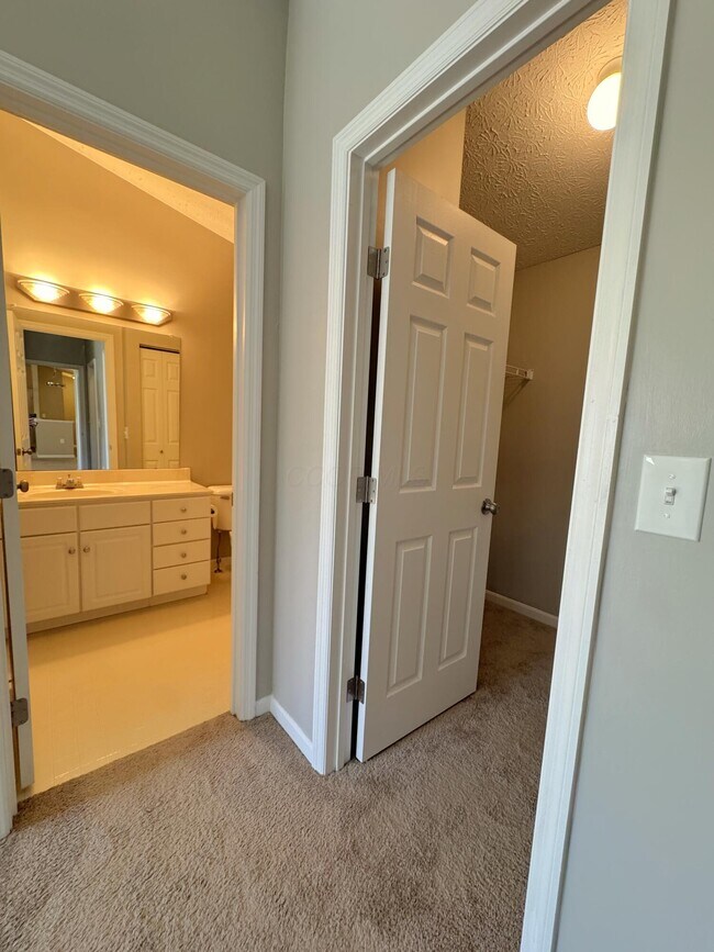 Building Photo - 6829 Meadow Creek Dr