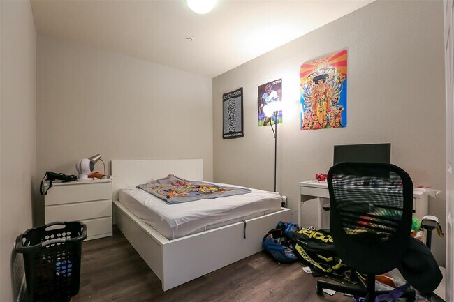 Building Photo - 910 W 25th St