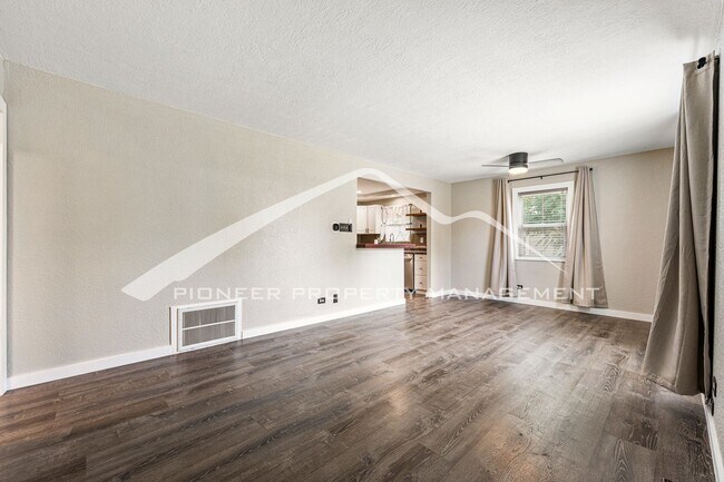 Building Photo - Charming single family home with fully fenced yard