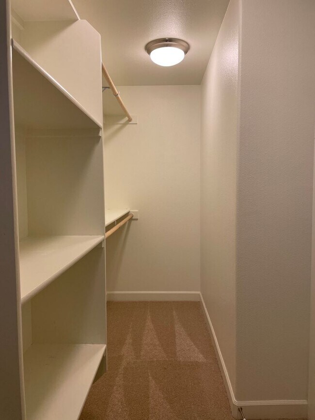 Building Photo - BEAUTIFUL LUXURY Style Townhouse with a gorgeous VIEW! Gated community in Camas! Top Rated Schools!