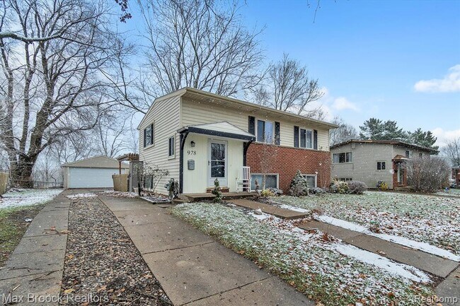 Building Photo - 978 Panorama Dr