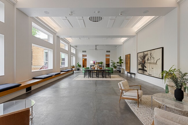 Building Photo - 1019 N Wolcott Ave