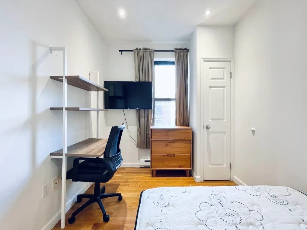 Building Photo - Furnished room/NOT APARTMENT
