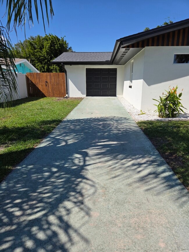 Building Photo - 945 Brookview Ln