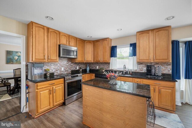 Building Photo - 15 Owen St