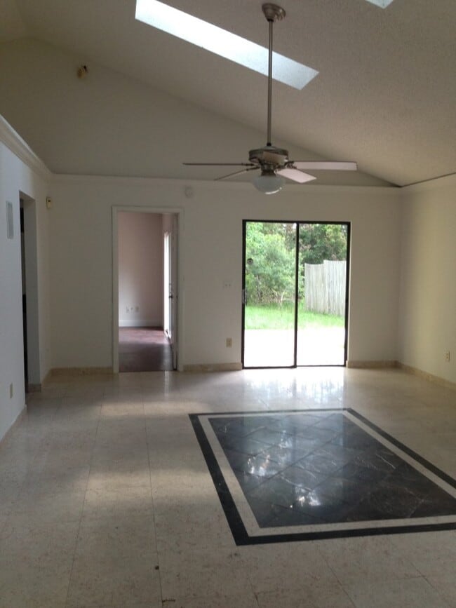 Building Photo - Beautifully Upgraded 3 BR Home in Hidden L...