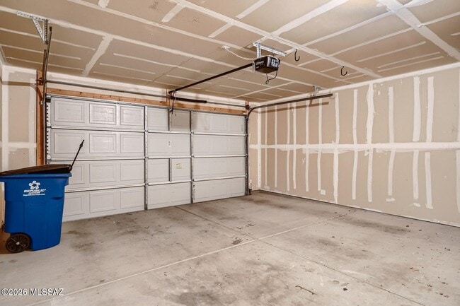 Building Photo - 8437 W Green Kingfisher Ln