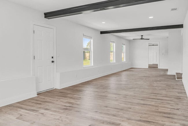 Building Photo - 2115 Stallion Rd