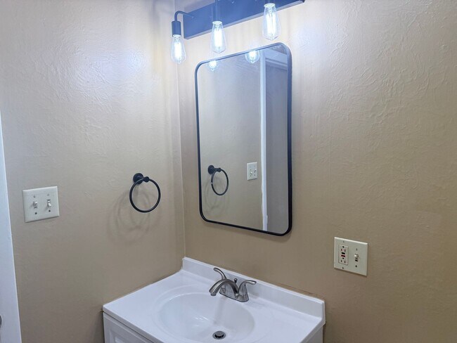 Building Photo - 1419 Prado Dr