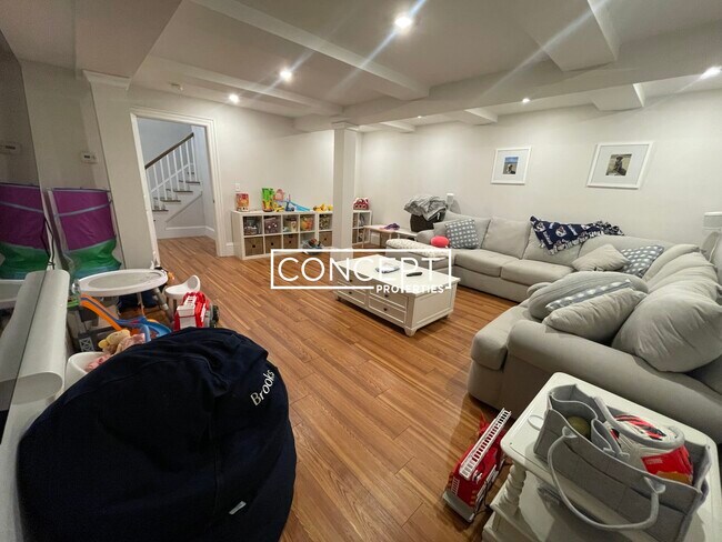 Building Photo - 2045 Beacon St