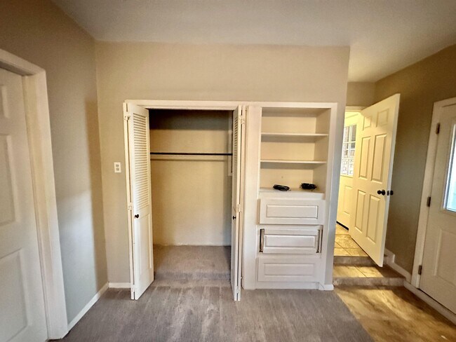 Building Photo - 1926 Laurelwood Dr