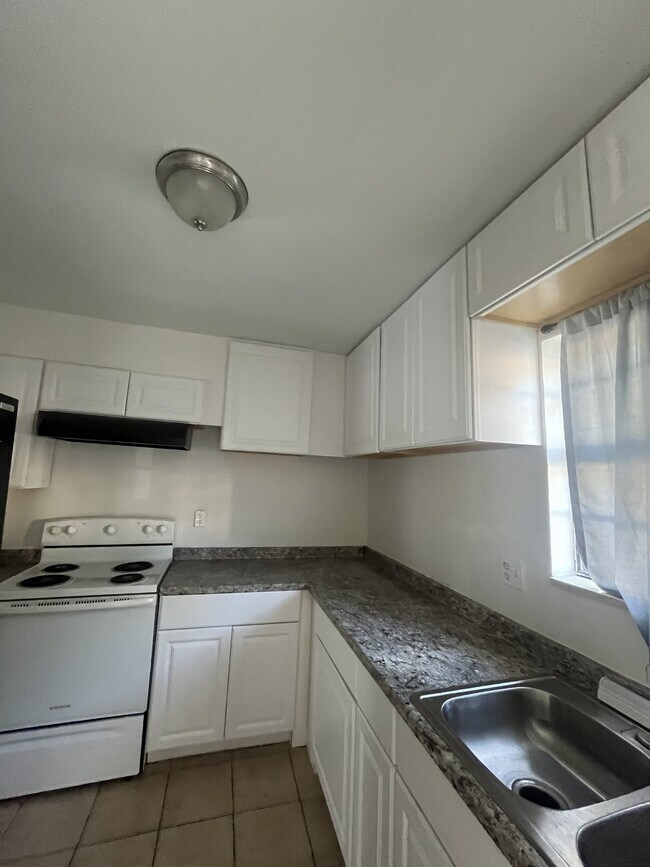 Building Photo - 6427 Woodstone Way