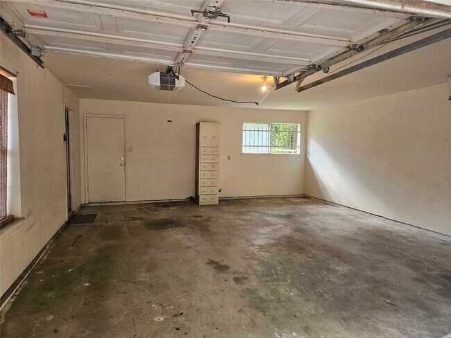 Building Photo - 18521 Railroad Ave