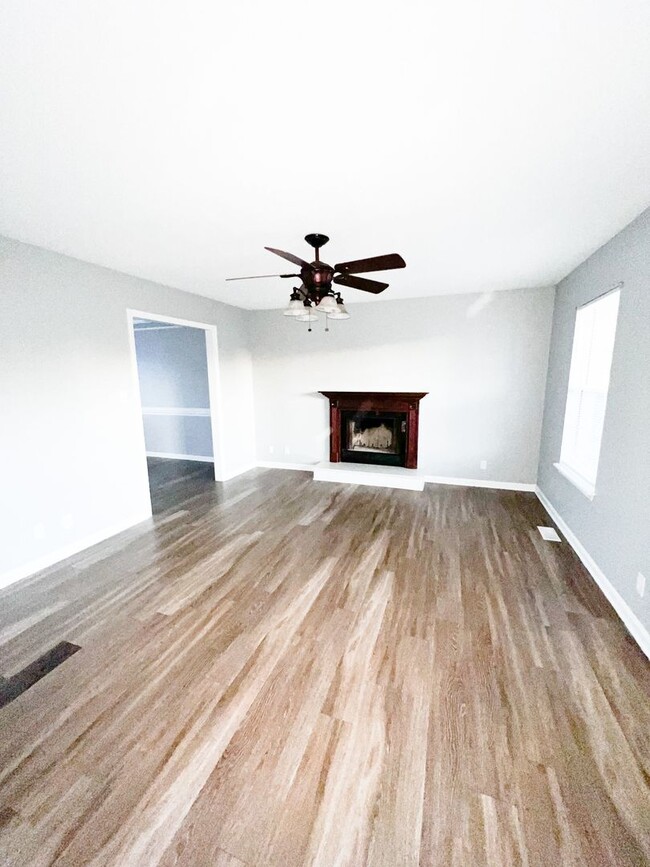 Building Photo - 3 Bedroom 2 Bathroom Home with Fenced in B...