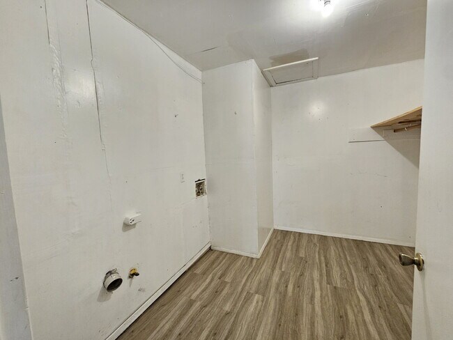 Building Photo - 2 bed/1 bath duplex with flex room- 2 WEEK...