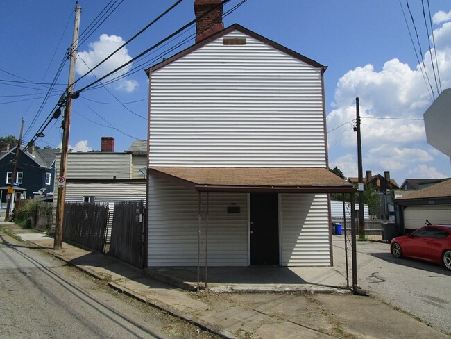 Building Photo - UPDATED 1 BEDROOM, 1 BATH HOME + OFFICE IN...