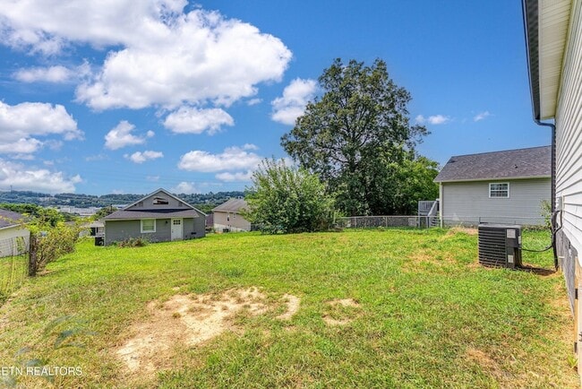 Building Photo - 5004 Knoxwood Dr