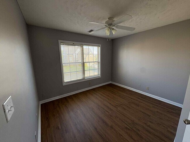 Building Photo - Welcome to Chinook Haven – Your Spacious Retreat Near Fort Campbell!