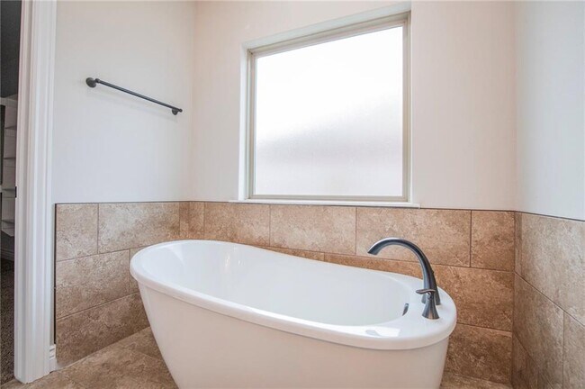 Building Photo - 337 Ryder St