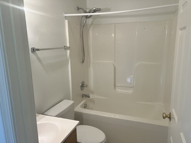 Building Photo - Charming 3-Bedroom End Unit Townhouse in B...