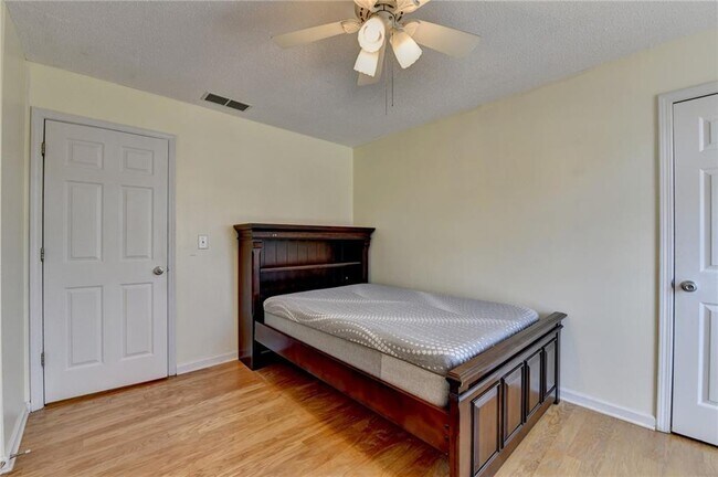 Building Photo - 435 Leasingham Way