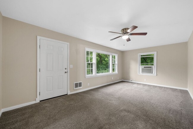 Building Photo - 2 Bedroom Home For Rent Near APSU!