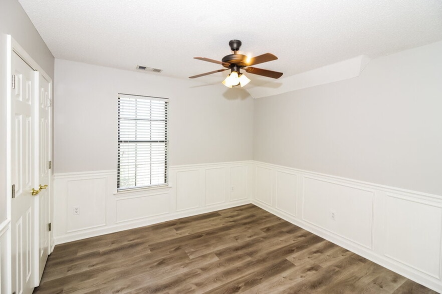 Building Photo - 5030 Baywood Dr