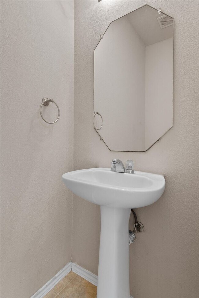 Building Photo - 13720 Harris Ridge Blvd