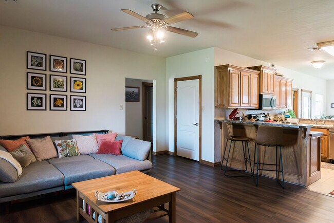 Building Photo - 608 Shady Oak