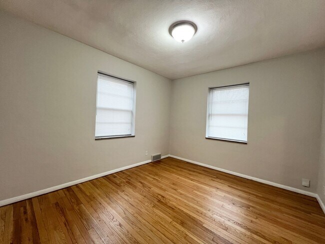 Building Photo - 5012-5014 Jamieson