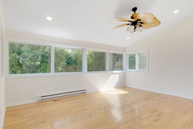 Building Photo - 421 Collen Dr