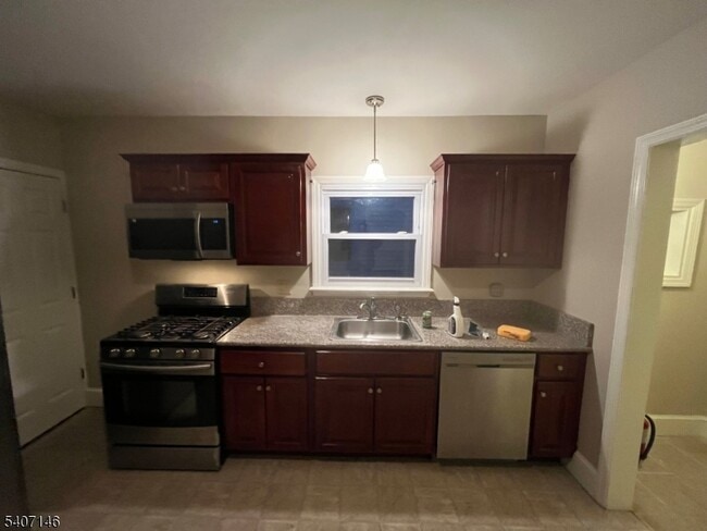 Building Photo - 94 Summit Ave